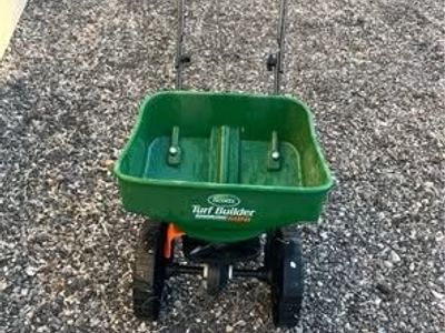 Scotts Turf Builder EdgeGuard DLX Broadcast Spreader for Lawn Seed & Fertilizer