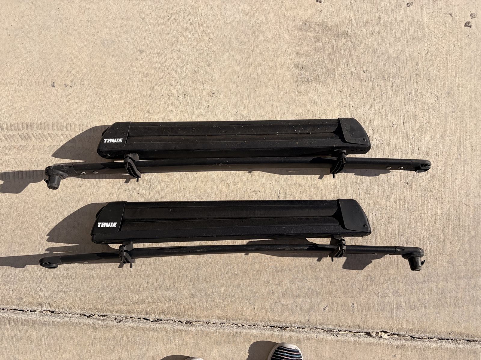 Thule Ski/Snowboard Rack – 6 Skis / 4 Snowboards – Mounting Hardware Included as Shown