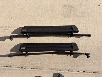 Thule Ski/Snowboard Rack – 6 Skis / 4 Snowboards – Mounting Hardware Included as Shown