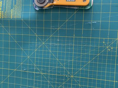 OLFA CUTTING MAT AND ROTARY CUTTER