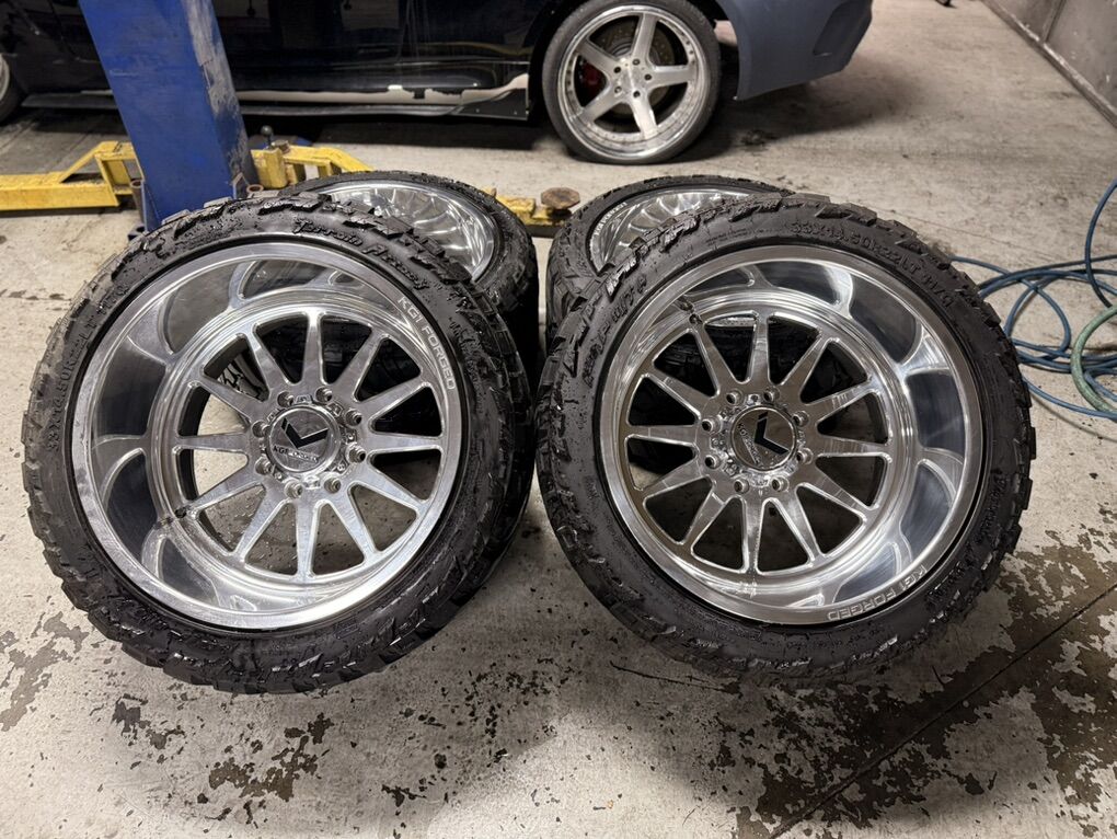 8x180 22x14 KG1 On 33x14.50x22!