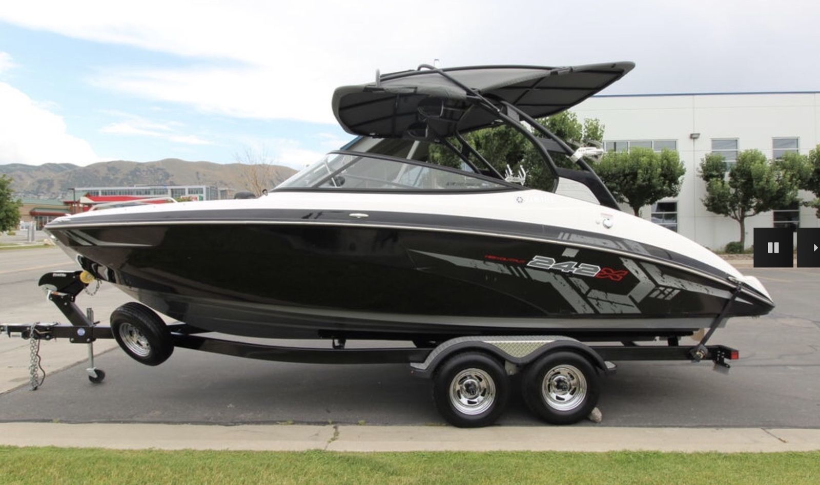 2017 Yamaha 242 X wake surf boat