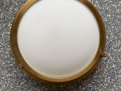Round light with Gold Trim