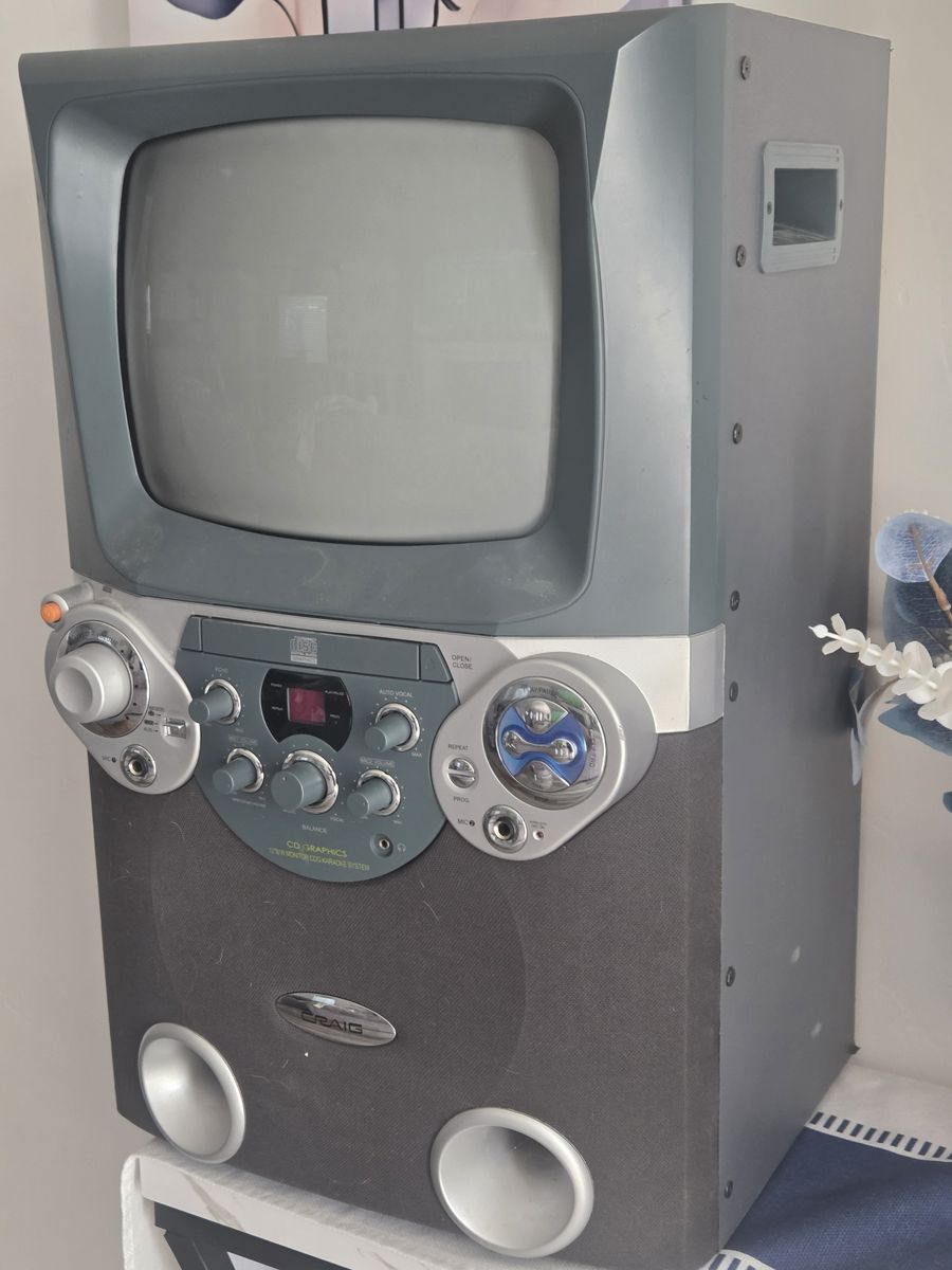 KARAOKE MACHINE CRAIG CD+GRAPHICS 'KARAOKE SYSTEM WITH 12" B/W MONITOR Previously owned '