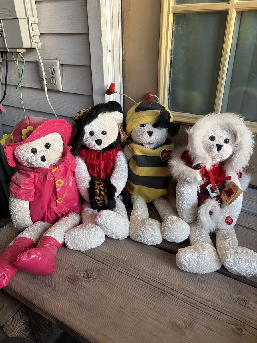 Vintage singing bears