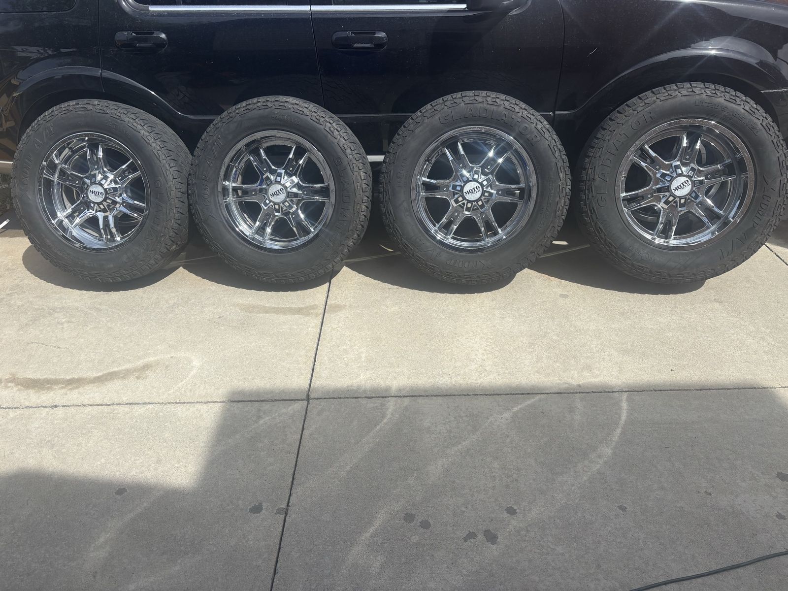 Moto Metal Chrome Rims with Gladiator XCOMP A/T Tires - Set of 4, LT285/55R20