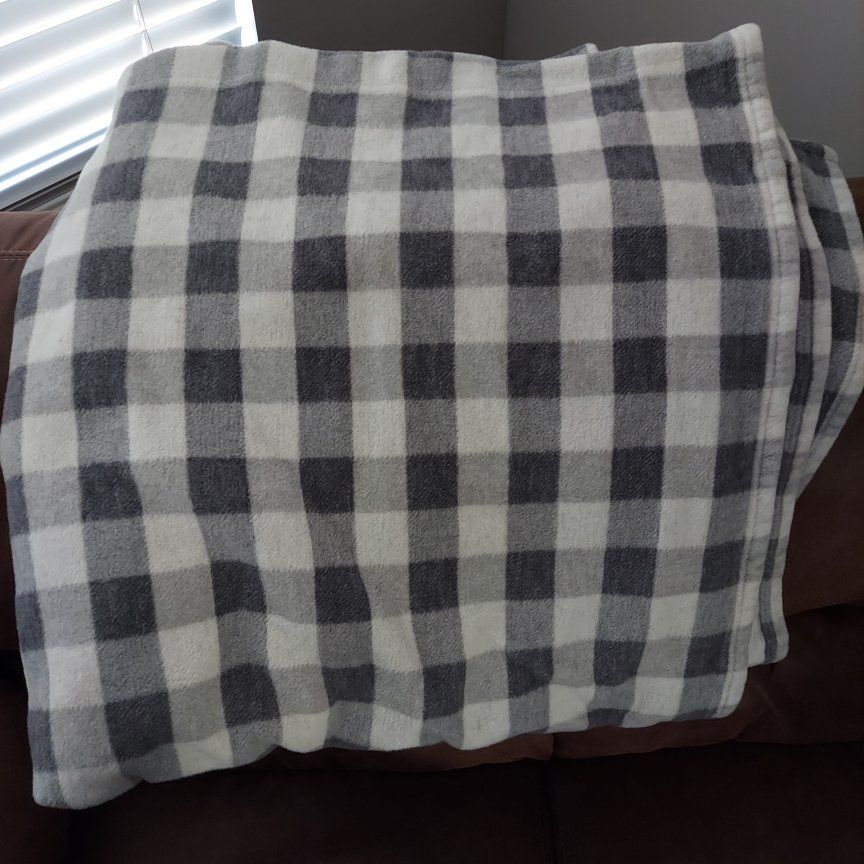 Blake Shelton x Lands' End Gray Buffalo Check Fleece Blanket, Queen size