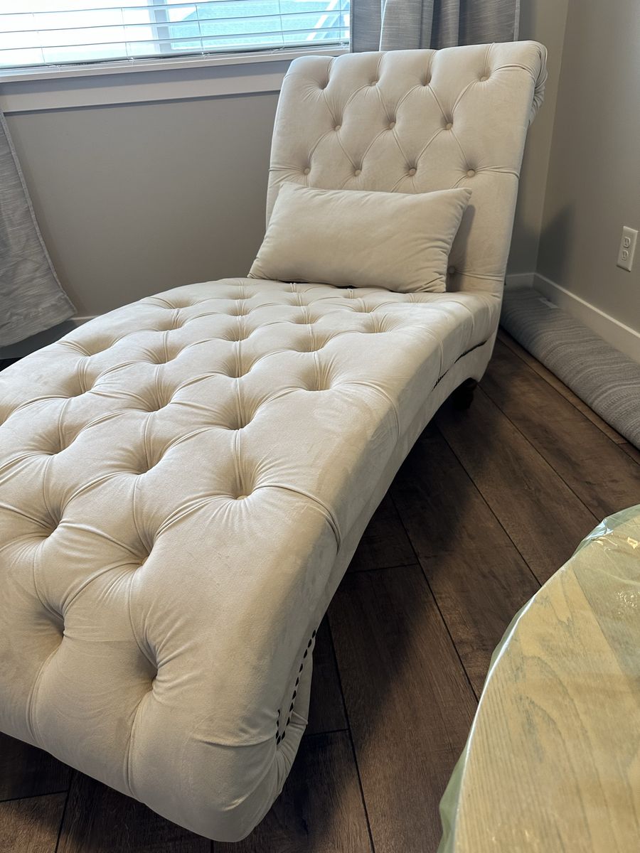 Weston Home Bowman Tufted Armless Caise with pilow.