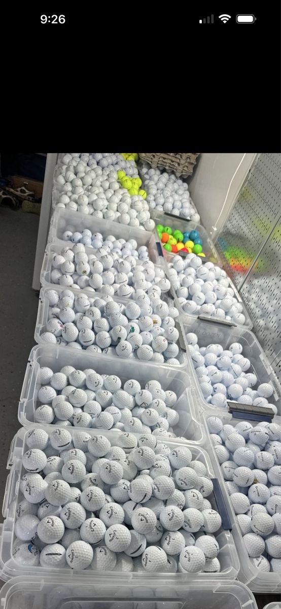 Hundreds of Like New Pinnacle Golf Balls