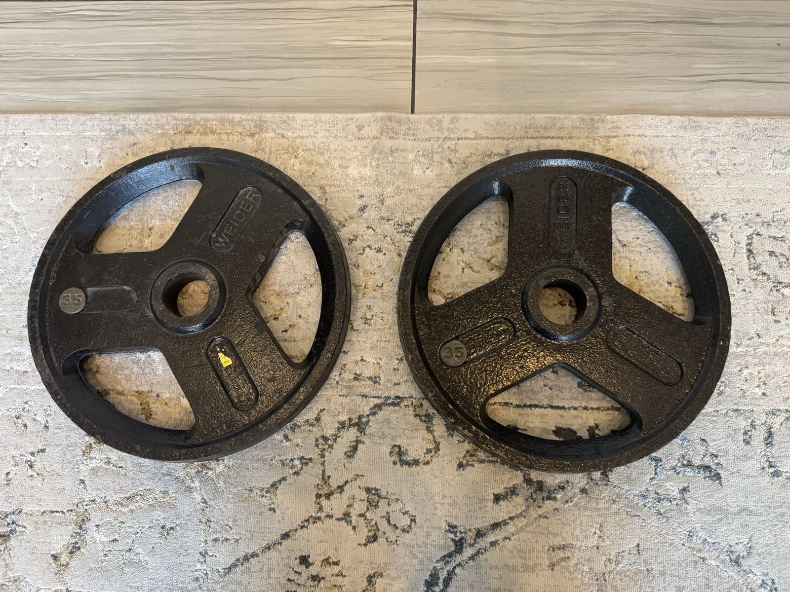 Weider 35 lb Olympic Hammertone weight plate featuring 3-spoke grab handles