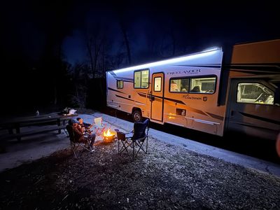 Coachmen 29KB Motorhome- fully stocked- KING bed- Washer/Dryer- for rent