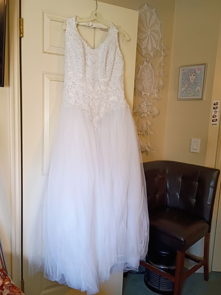 White Beaded A-Line Wedding Dress with Tulle Skirt & Free Veil - Women's Size M/L