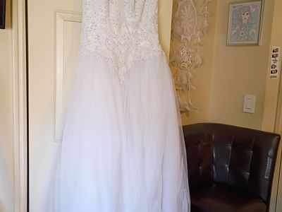 White Beaded A-Line Wedding Dress with Tulle Skirt & Free Veil - Women's Size M/L