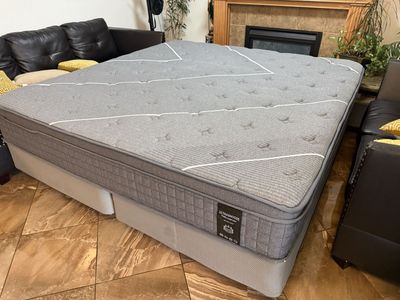 Ultrasnooze Pure Comfort Mattress with Box Springs and metal frame king size complete like new $180