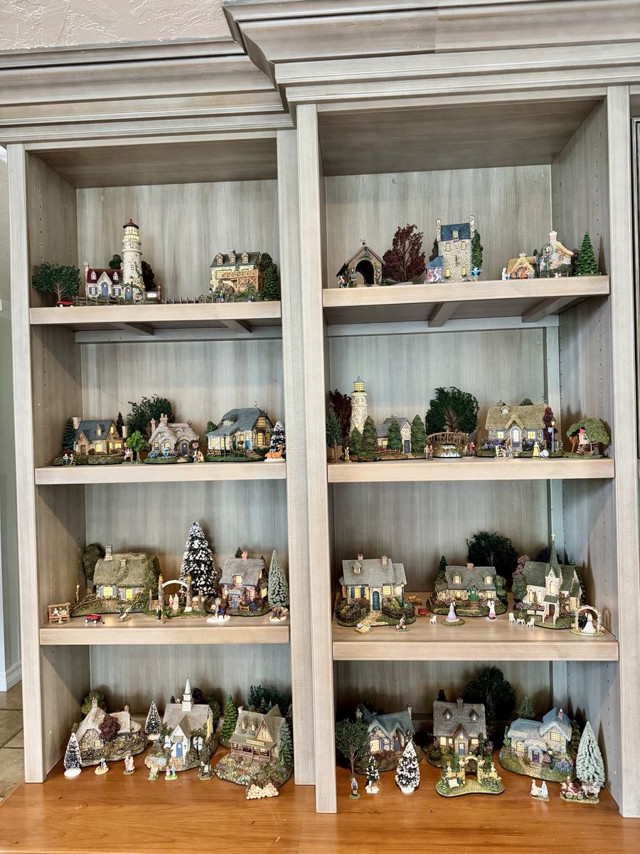 Adorable 21 piece village with accessories