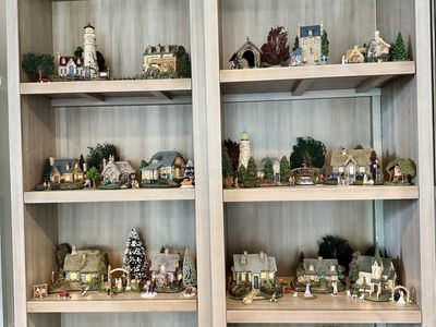 Adorable 21 piece village with accessories