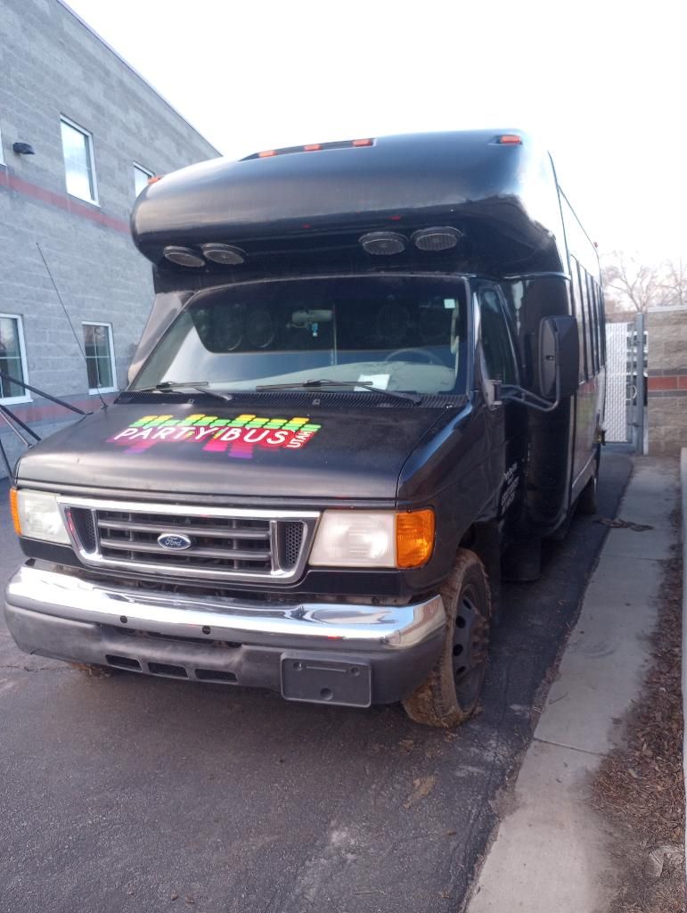 2006 Ford E-450 and Econoline 450 