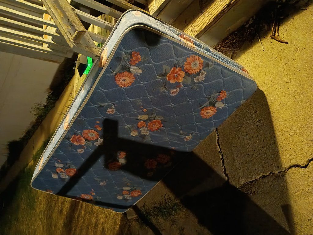 free twin mattress and bed frame