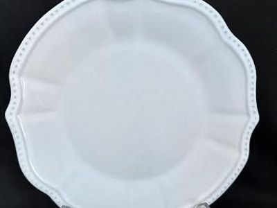 Pottery Barn Portugal “Leila” White Dinner Plates Scalloped Beaded Border Set of 7