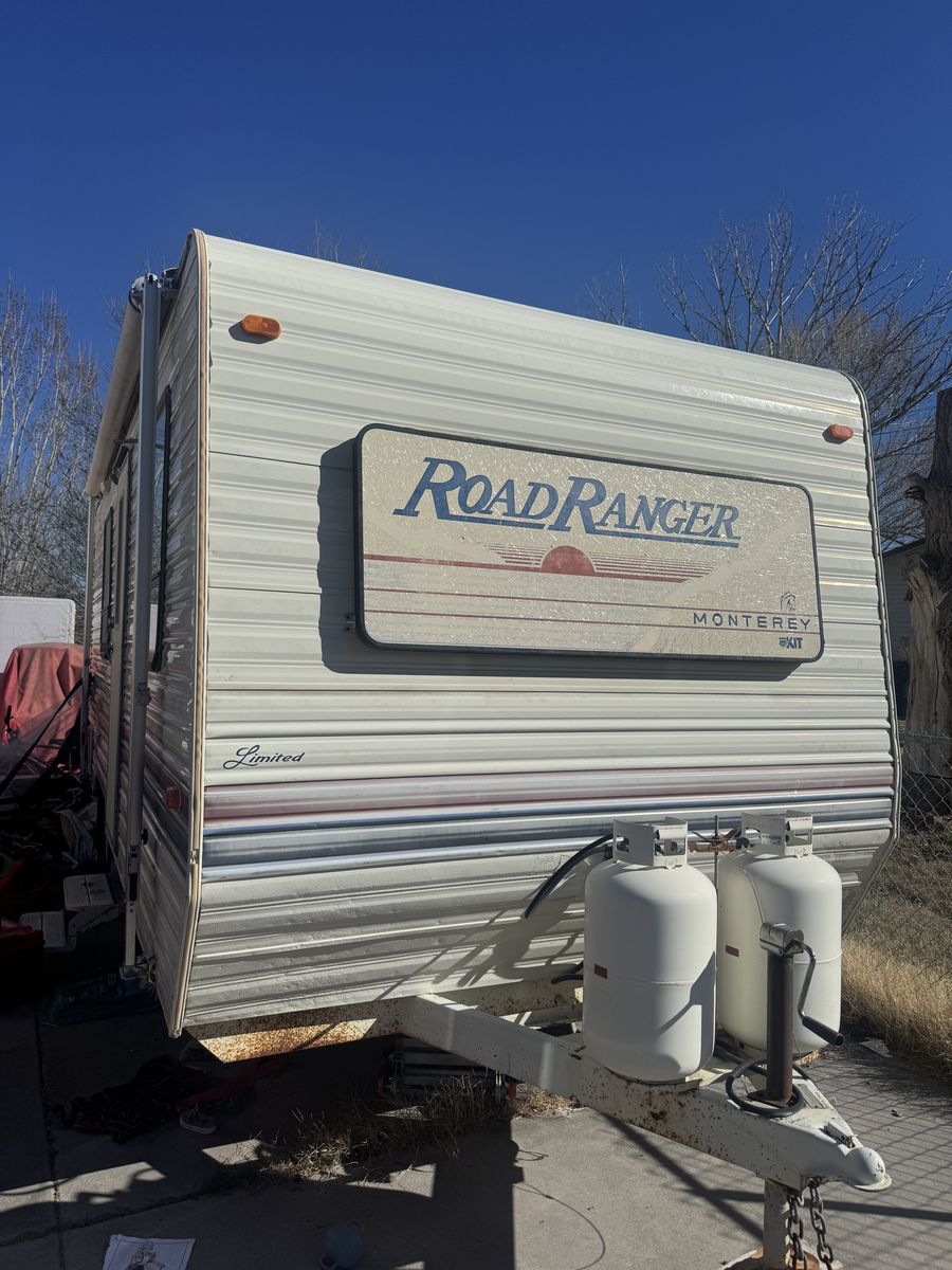 Road Ranger Monterey Travel Trailer Really Clean!