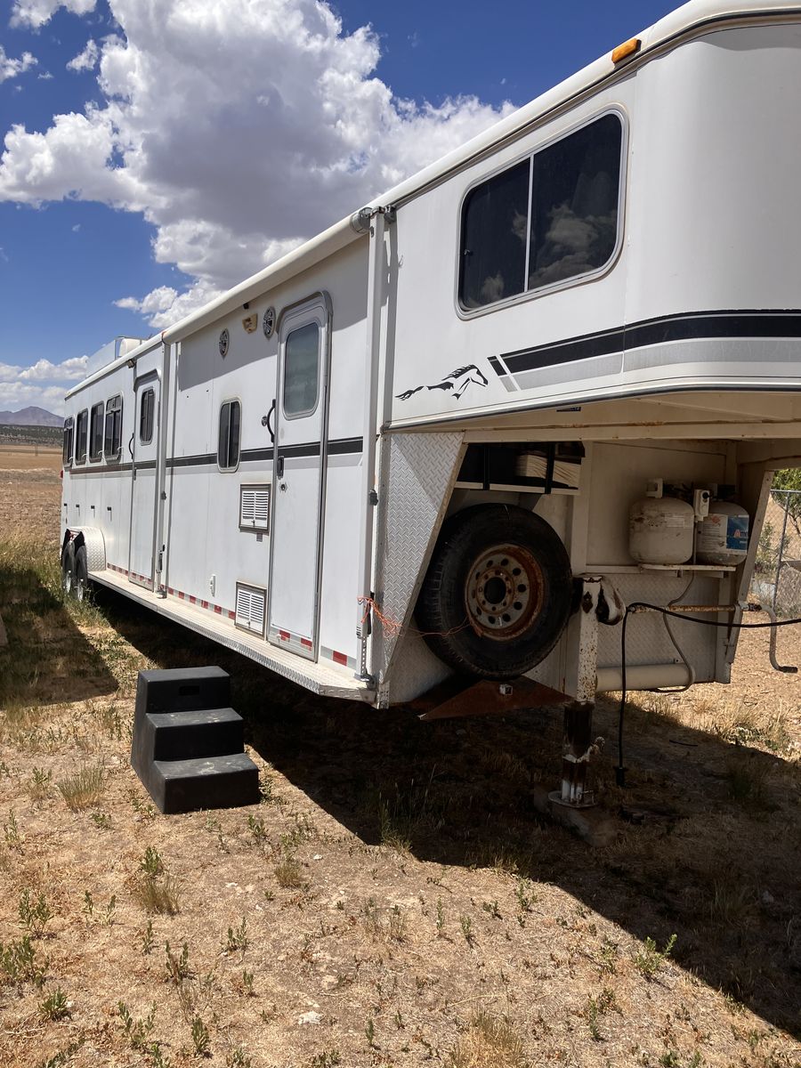 4 horse with living quarters