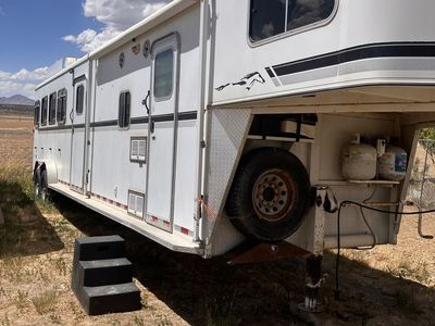 4 horse with living quarters