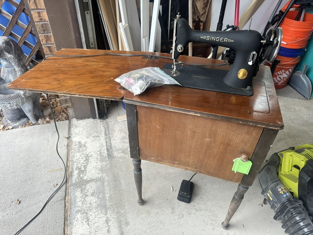 Vintage SINGER 66 Sewing Machine 1947-1948