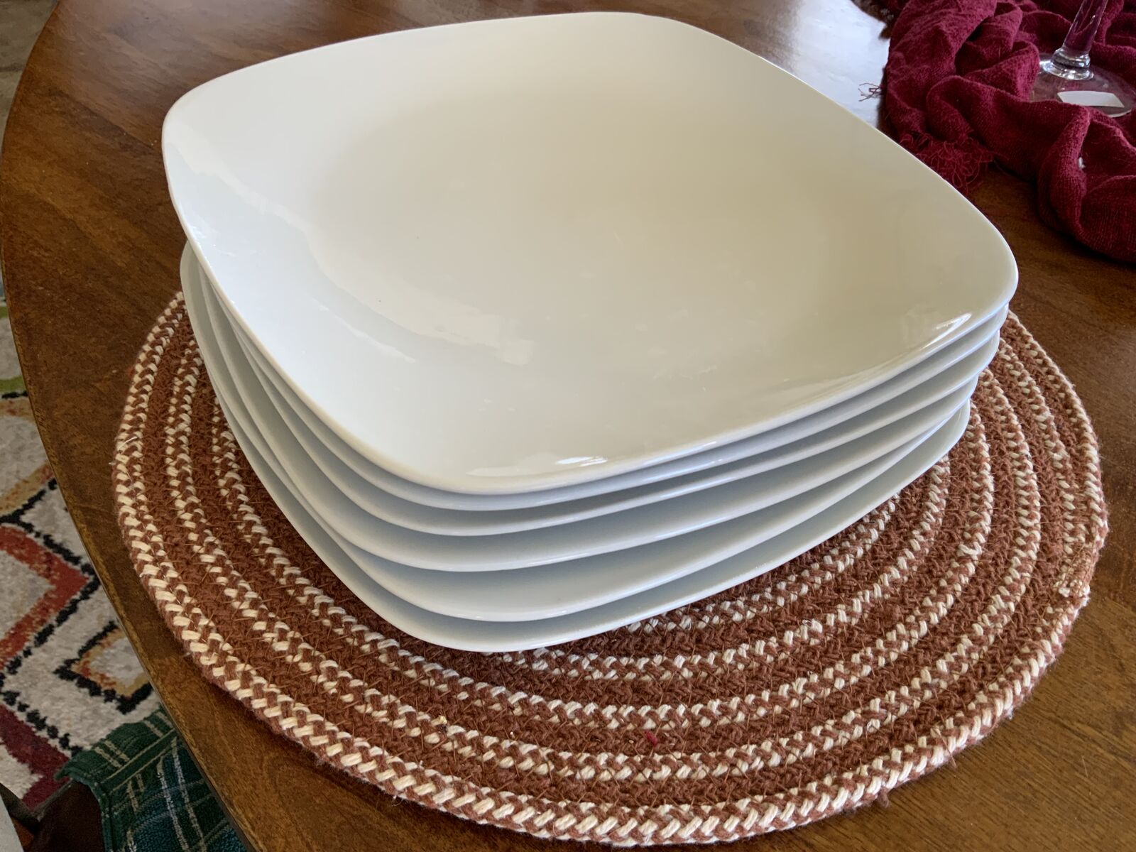 BEAUTIFUL DINNER PLATES. 6 PLATES TOTAL.  IN GREAT CONDITION.  CASH/VENMO ONLY