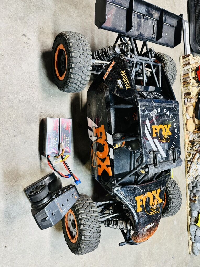 Losi DBXL-E 2.0 Dessert 1/5 8S With 2 4S Batteries