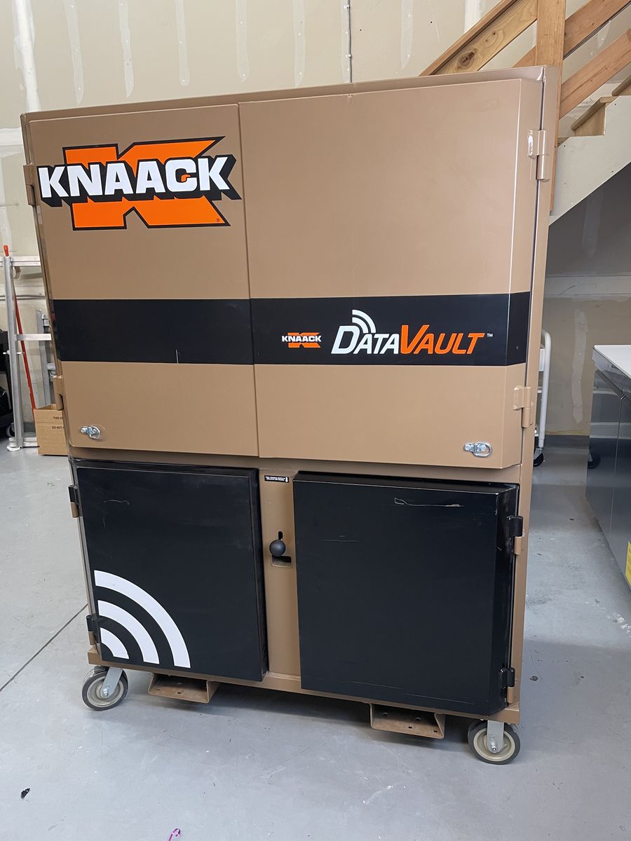 Knaack Data Vault Mobile Job Site Desk Work Station