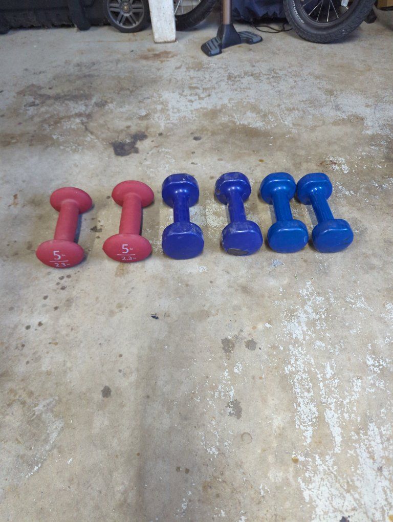 Dumbbells: 2x 5lb Red, 2x 5lb Blue, 2x 3lb Blue - Total of 6 Dumbbells