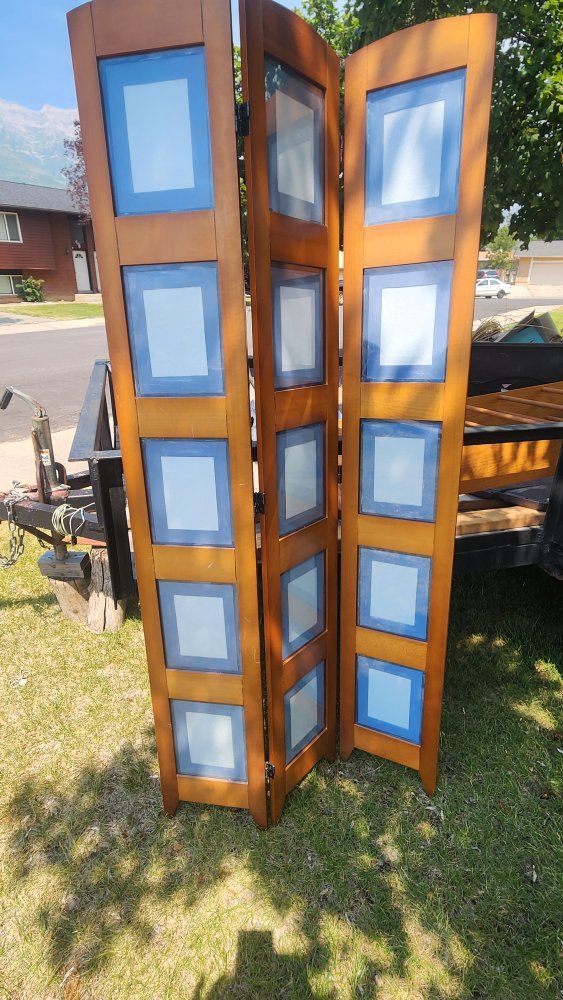 Tri-fold frame gallery