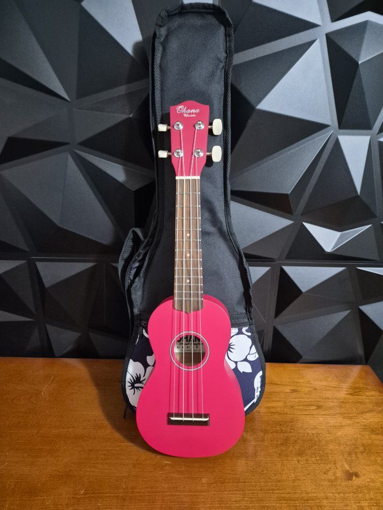 Ohana SK-10-CR Pink Mahogany Soprano Ukulele. Excellent Conditions! Carring Case included.