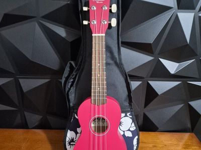 Ohana SK-10-CR Pink Mahogany Soprano Ukulele. Excellent Conditions! Carring Case included.