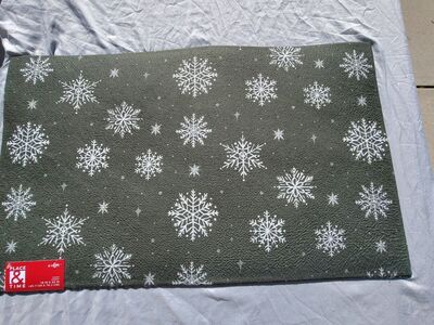 Green with Snowflakes floor mat/rug