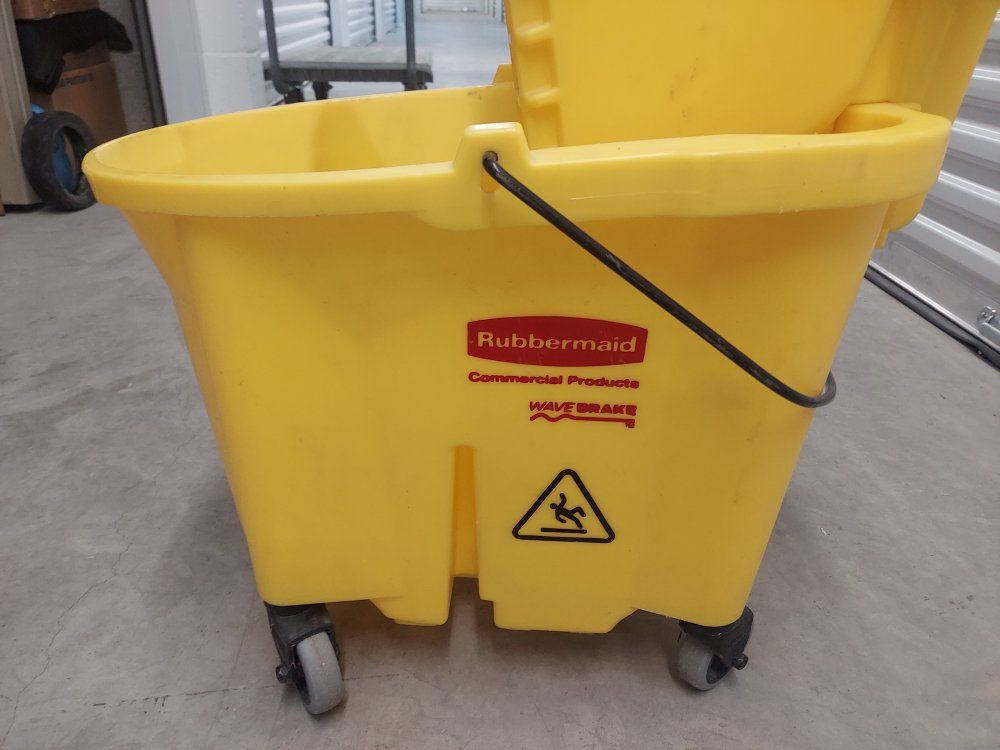 Rubbermaid Commercial WaveBrake 35qt Yellow Mop Bucket & Wringer Combo