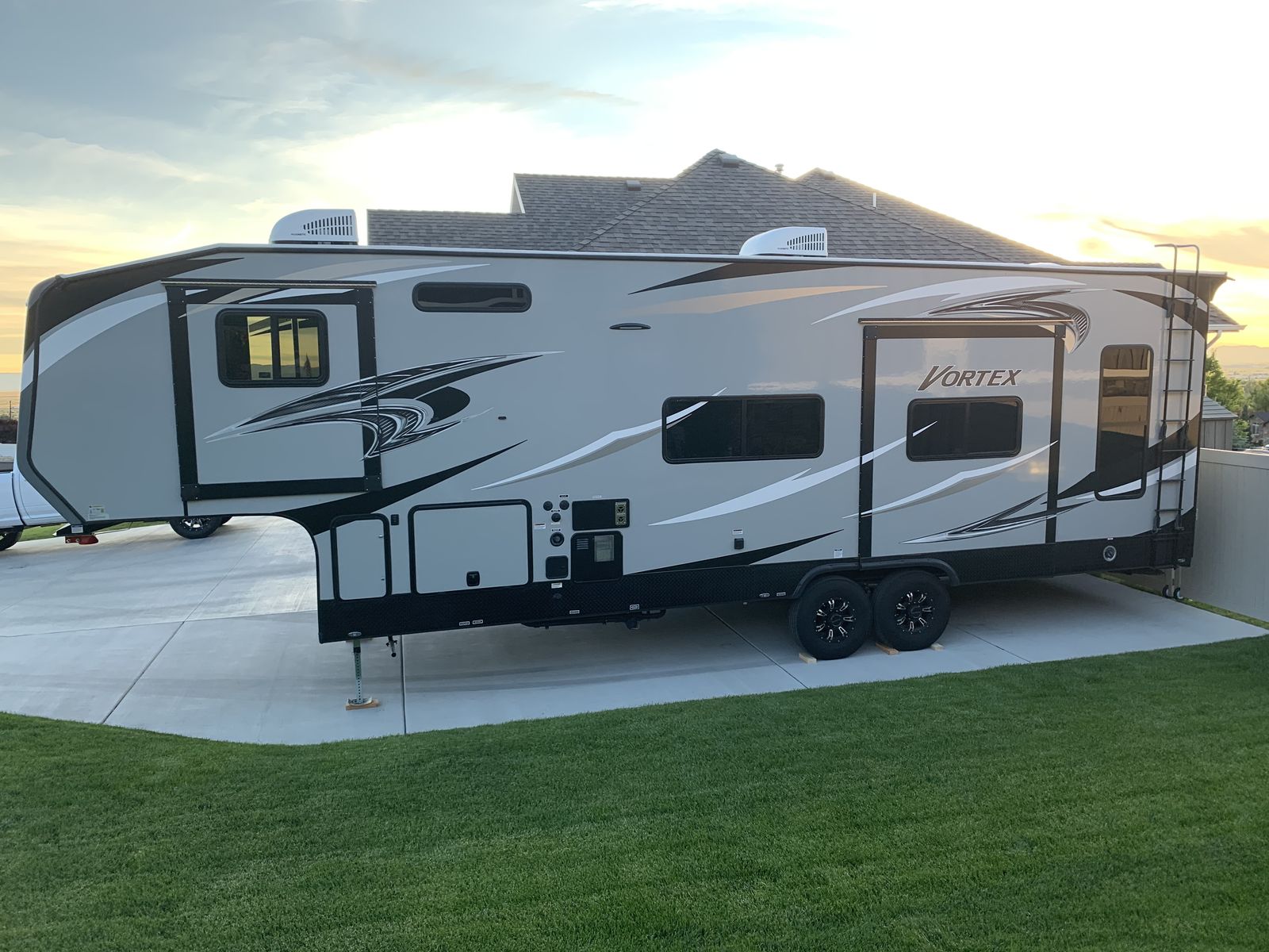 2019 Genesis Supreme RV Vortex 3317V