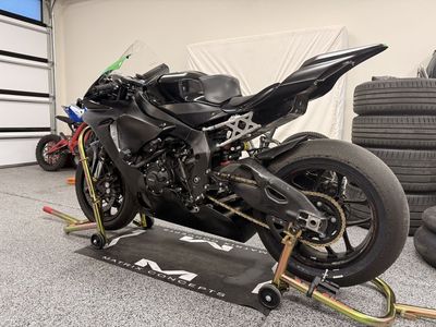 2018 Yamaha YZF R1 race bike