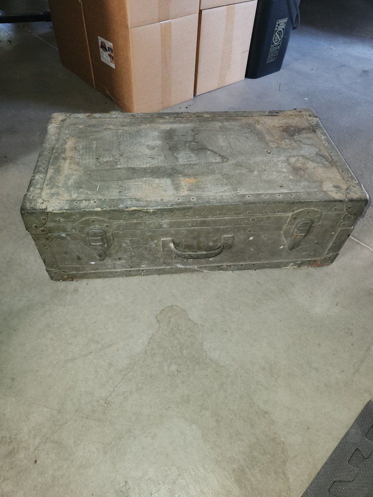 Old World War I soldiers trunk