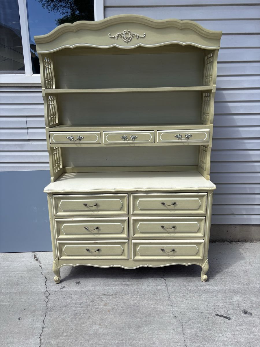 Darling Vintage French Provincial Dresser/Hutch 
