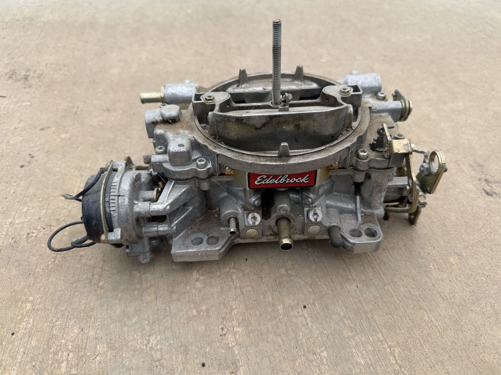 Edelbrock 1406 Carburetor 600 CFM Performer Series Used Engine Part
