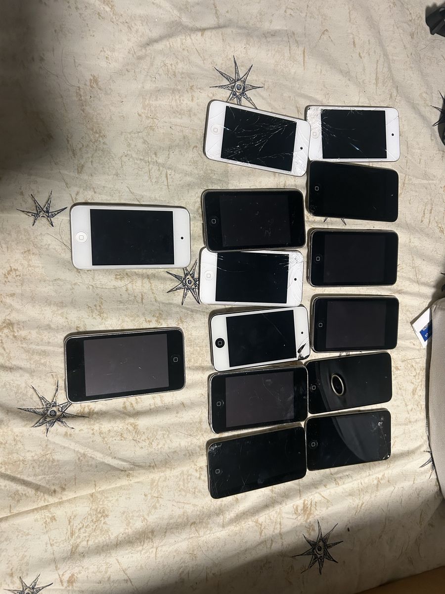 Lot of 14 Apple iPods $45 entire lot