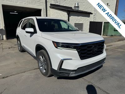 2023 Honda Pilot EX-L w/Rear Captain's Chairs