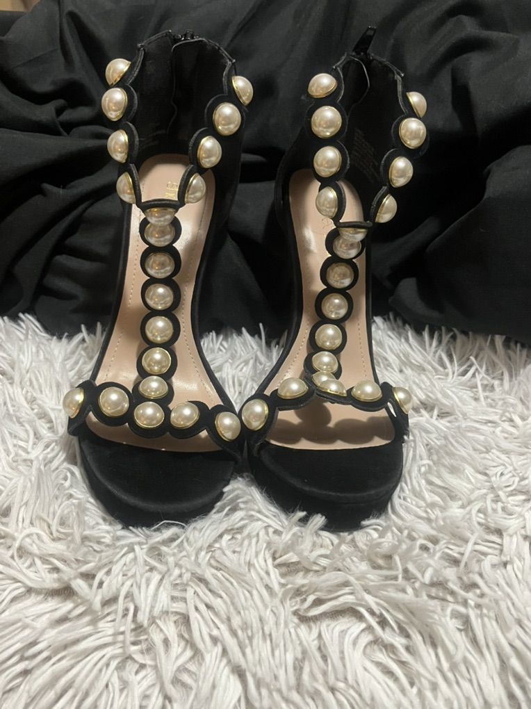 like New Shoe Dazzle Pearl Heels Size 6