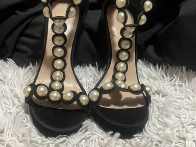 like New Shoe Dazzle Pearl Heels Size 6