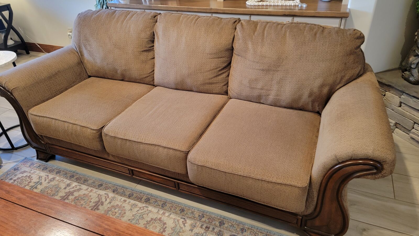 Beautiful 3-cushion traditional sofa in great shape!