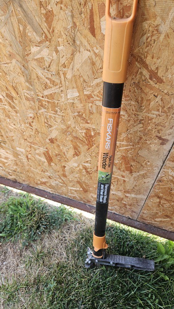 Fiskars Triple-Claw Weeder Stand-Up Weed Puller Tool