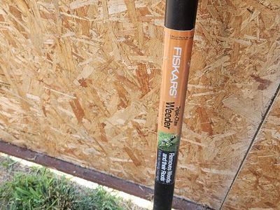 Fiskars Triple-Claw Weeder Stand-Up Weed Puller Tool