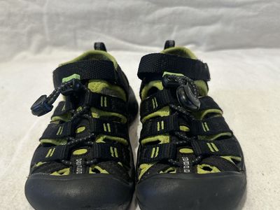 Keen toddler size 9 black/lime, hiking sandals