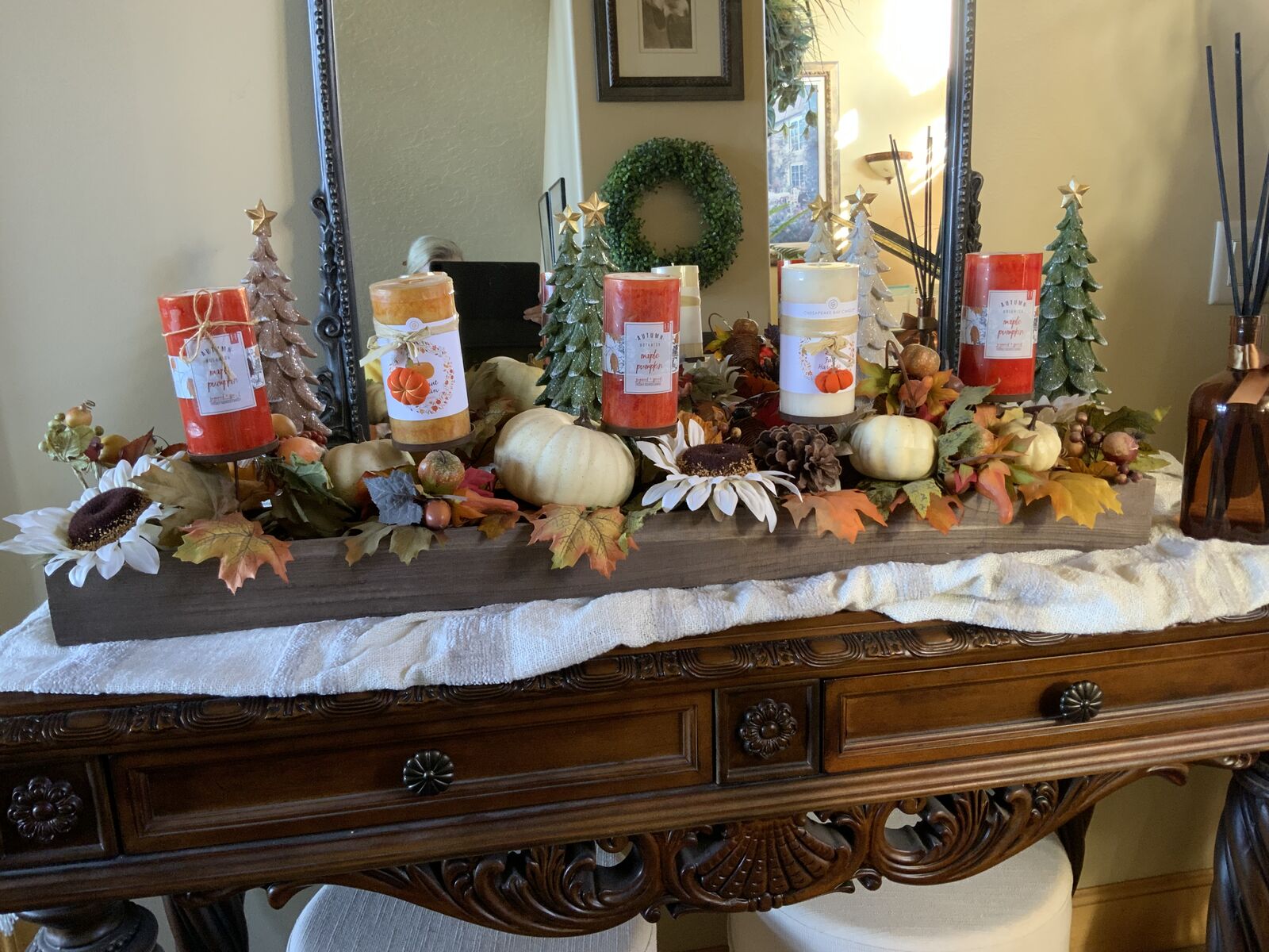BEAUTIFUL BRAND NEW THANKSGIVING TABLE CENTERPIECE W/SCENTED CANDLES. LENGTH 42”. CASH/VENMO ONLY